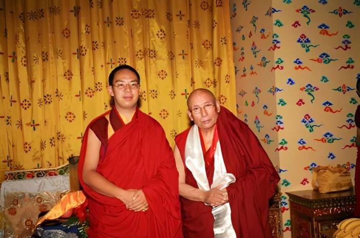 Lungrik Namgyal (R) poses for a photo with the 11th Panchen Lama. (File photo)