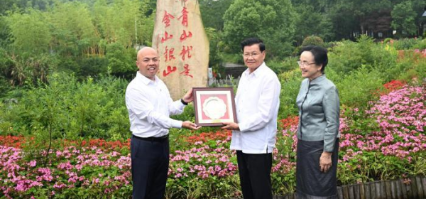 General Secretary of the Lao People's Revolutionary Party Central Committee and Lao President Thongloun Sisoulith visited east China's Zhejiang Province from Tuesday to Wednesday, touring technology companies and rural communities. During the trip, he said "thank you" on three occasions to express appreciation for China's technological progress and rural revitalization efforts. His first "thank you" came at DEEP Robotics, one of the "Hangzhou Six Little Dragons," a group of emerging tech firms known for innovation. At the company, the world's first industrial‑grade all‑weather humanoid robot, DR02, picked up a plush toy and presented it to Thongloun, who accepted it with a smile and replied, "Thank you."