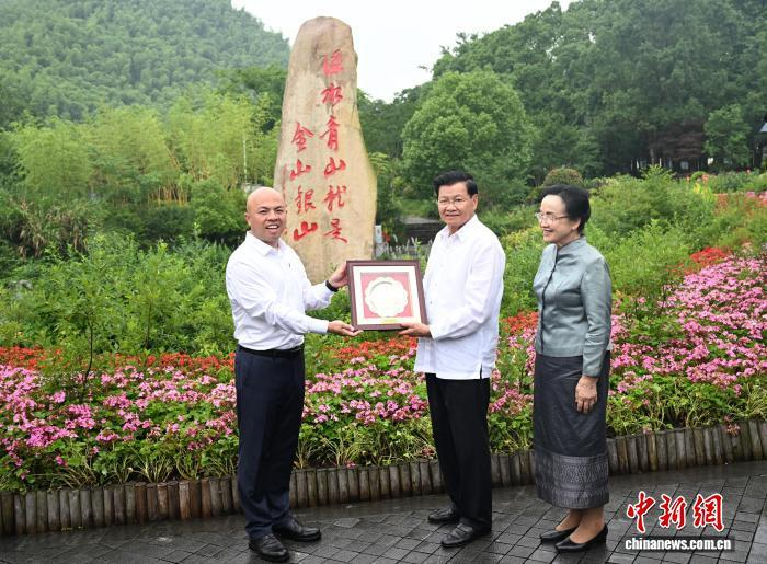 General Secretary of the Lao People's Revolutionary Party Central Committee and Lao President Thongloun Sisoulith visited east China's Zhejiang Province from Tuesday to Wednesday, touring technology companies and rural communities. During the trip, he said "thank you" on three occasions to express appreciation for China's technological progress and rural revitalization efforts. His first "thank you" came at DEEP Robotics, one of the "Hangzhou Six Little Dragons," a group of emerging tech firms known for innovation. At the company, the world's first industrial‑grade all‑weather humanoid robot, DR02, picked up a plush toy and presented it to Thongloun, who accepted it with a smile and replied, "Thank you."