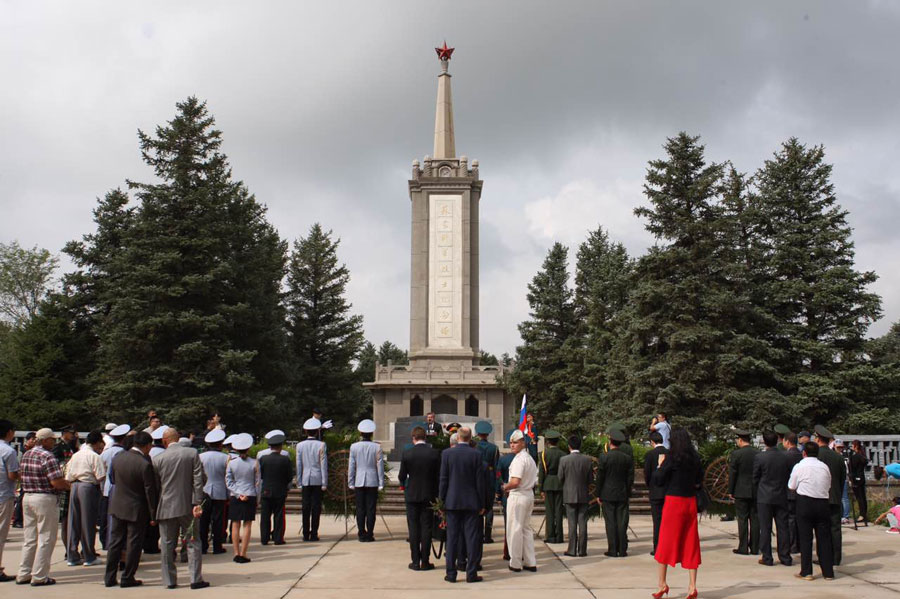 The crowd stands in tribute before the commemorative monument, Aug 25, 2015. [Photo by Chen Mengwei and Wang Zhuangfei/chinadaily.com.cn]