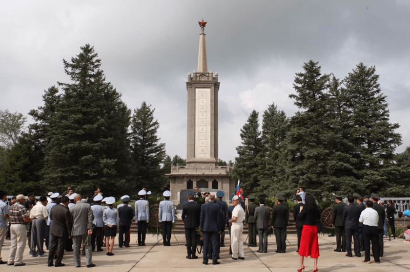 The crowd stands in tribute before the commemorative monument, Aug 25, 2015. [Photo by Chen Mengwei and Wang Zhuangfei/chinadaily.com.cn]