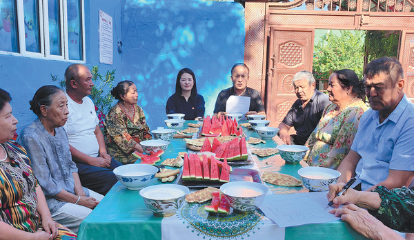 Officials and villagers gather to discuss local matters and legislative items in Hudiyayuz, a town in the Ili Kazak autonomous prefecture in Xinjiang Uygur autonomous region, on April 28, 2026. (CHINA DAILY)