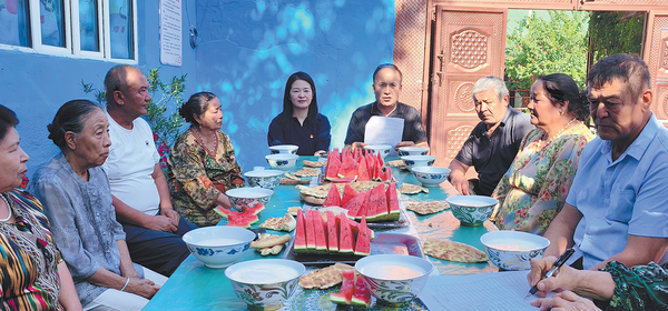 Officials and villagers gather to discuss local matters and legislative items in Hudiyayuz, a town in the Ili Kazak autonomous prefecture in Xinjiang Uygur autonomous region, on April 28, 2026. (CHINA DAILY)