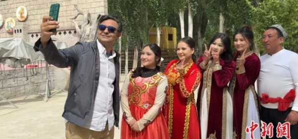 On April 20, one of the Pakistani representatives takes a selfie with local dancers. (Photo: China News Network/Xu Jiawen)