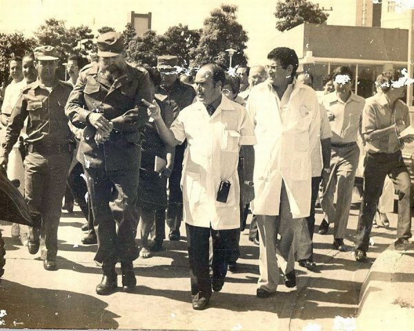 Fidel with doctors Pedro García and Rafael Leiva outside the hospital. File Image.