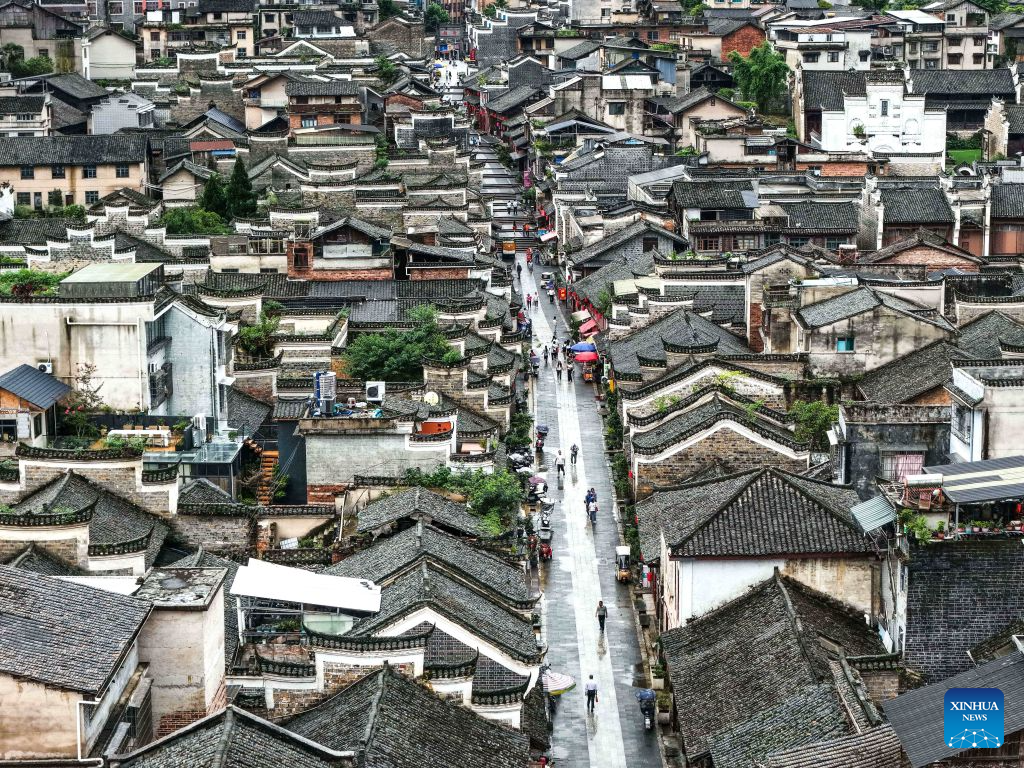 Ancient street in Guizhou retains red relics!