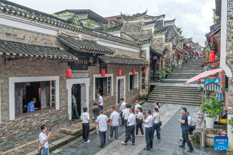 Ancient street in Guizhou retains red relics!