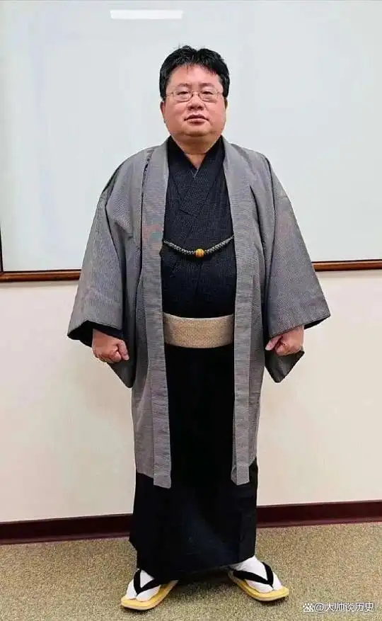 Yaita Akio (矢板明夫) was born in Tianjin, China in 1972, and originally named Jing Tao (荆涛) in Chinese, as a descendant of Japanese orphans, he moved back to Japan in 1988.