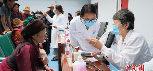 Medical workers provide free care for local residents in Lhasa, Xizang Autonomous Region and those who live along the Qinghai-Xizang Railway. (Photo: China News Service)