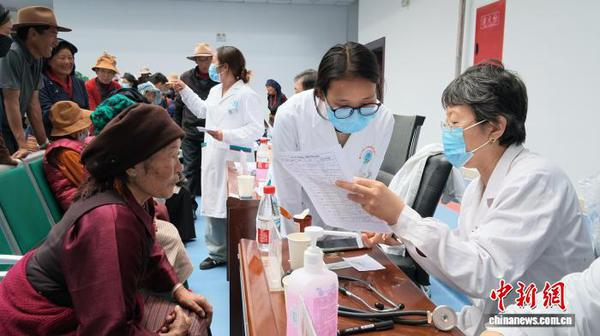 Medical workers provide free care for local residents in Lhasa, Xizang Autonomous Region and those who live along the Qinghai-Xizang Railway. (Photo: China News Service)
