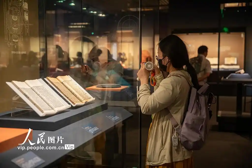 A visitor takes photos of an ancient astronomical instrument at an exhibition titled "Heavenly Questions: The Cosmological Vision of Chinese Civilization" at the Anhui Museum in Hefei, east China's Anhui Province, July 1, 2026. (Xinhua/Zhou Mu)