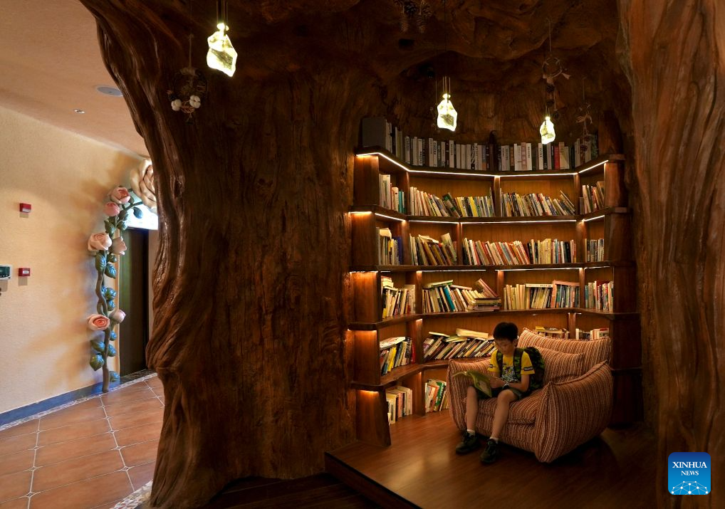 Sinkhole-turned library in Wuyuan County, east China's Jiangxi Province!