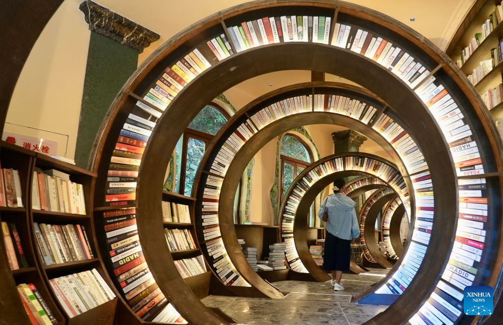 Sinkhole-turned library in Wuyuan County, east China's Jiangxi Province!
