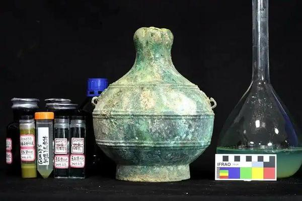 A bronze vessel containing a cereal-based alcoholic beverage.（Photo: Ningxia Institute of Cultural Relics and Archeology）