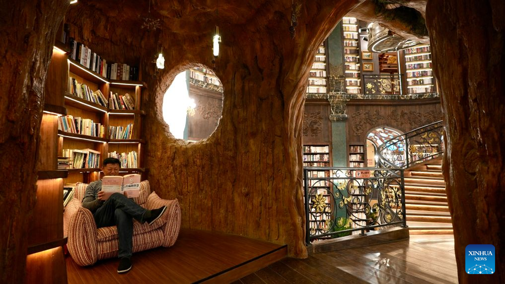 Sinkhole-turned library in Wuyuan County, east China's Jiangxi Province!