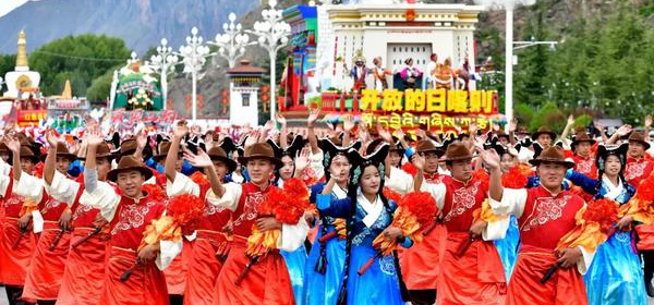 A grand public parade is held during a celebration marking the 60th founding anniversary of Xizang Autonomous Region at the Potala Palace square in Lhasa on Aug. 21, 2025. (Photo: China News Service/ Li Lin)