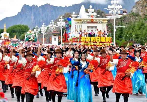A grand public parade is held during a celebration marking the 60th founding anniversary of Xizang Autonomous Region at the Potala Palace square in Lhasa on Aug. 21, 2025. (Photo: China News Service/ Li Lin)