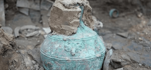 A bronze vessel containing a cereal-based alcoholic beverage.（Photo: Ningxia Institute of Cultural Relics and Archeology）