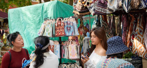 Tourists buy souvenirs in Liuxing block of Yining, Ili Kazak Autonomous Prefecture, northwest China's Xinjiang Uygur Autonomous Region, Sept. 8, 2025. Liuxing block in Yining is named for its hexagonal alleys where people of multiple ethnic groups live together. (Xinhua/Zhang Haobo)