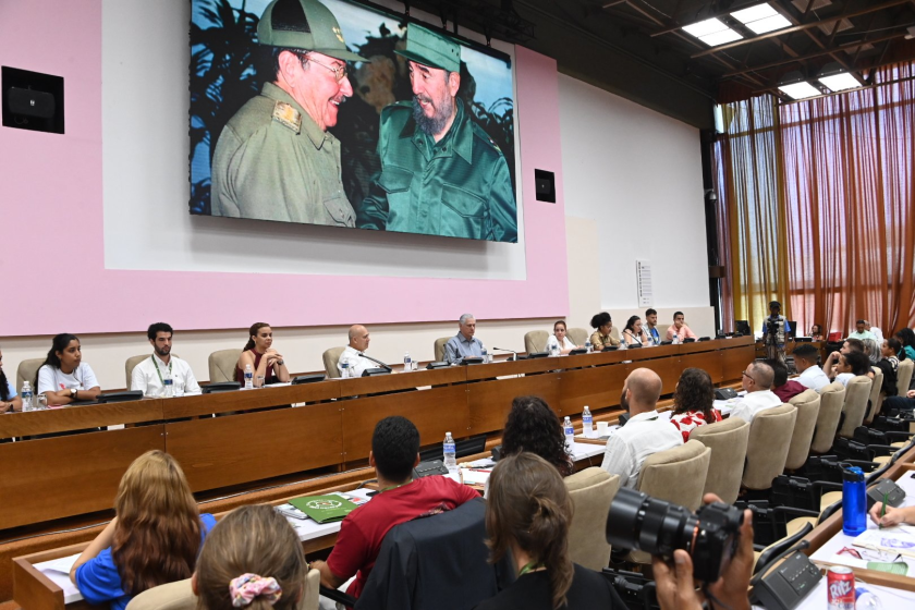 Meyvis stressed that Fidel left everyone the teaching that youth is not a passing stage, and that dignity is not negotiable. "We have to be consistent with Fidel," said the young Cuban, who, among other beautiful ideas, expressed: "May the eternal young rebel of the Revolution always accompany us."