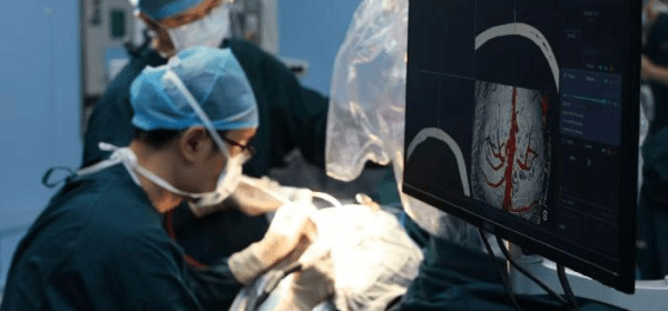 Doctors from Tongji Medical College perform fully invasive brain-computer interface surgery on a patient. (Photo provided to China News Service)