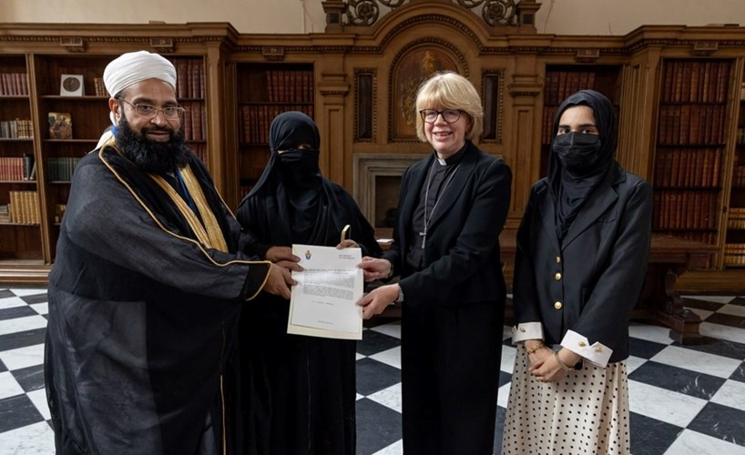 The Good Iman, Wife & Daughter Receiving the Award in London!