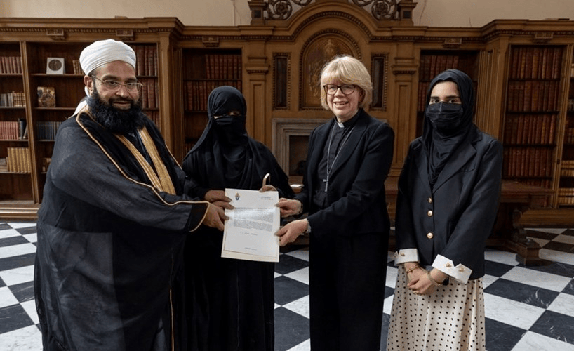 The Good Iman, Wife & Daughter Receiving the Award in London!