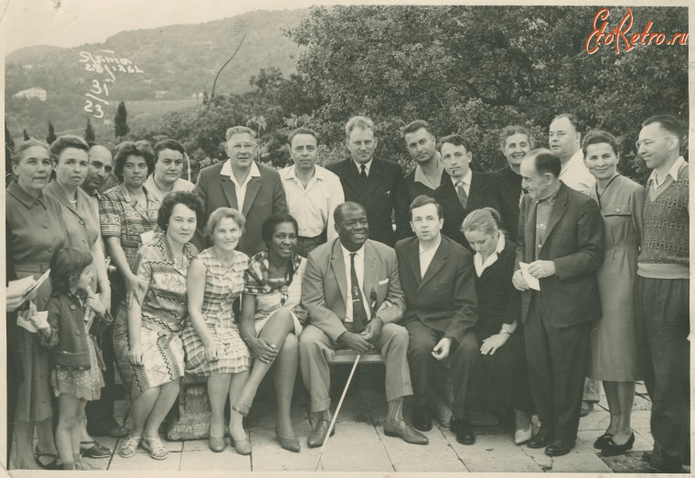 American communists Claudia Jones and Harry Winston in Yalta with a group of vacationers, 1962. Photo. Photographer Evgeny Khaldei.