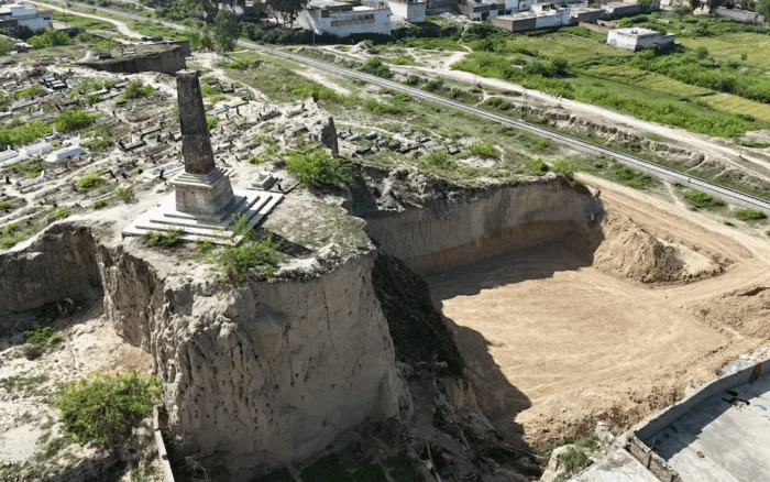 A Battle Over Memorial to British Empire Heroes