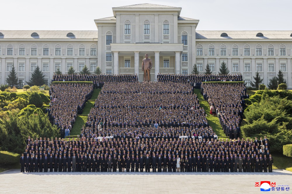 October 1 had a photo session with teachers and researchers of Kim Il Sung University