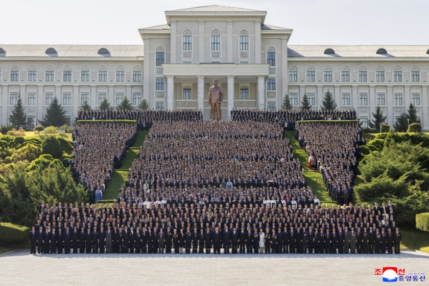 October 1 had a photo session with teachers and researchers of Kim Il Sung University