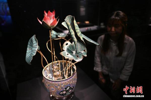 Mechanical potted scenes depicting blooming lotuses are displayed at the Hong Kong Palace Museum. (Photo: China News Service/Li Zhihua)