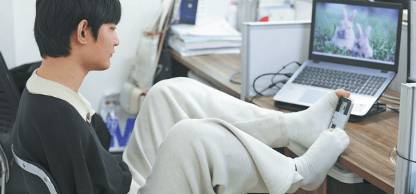 Wang Haigang works in his dorm room at the campus of Taiyuan University of Technology in Jinzhong city, Shanxi province. Photo/China Dai!