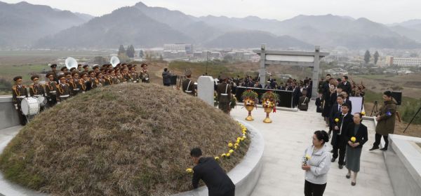Representatives from China and the Democratic People's Republic of Korea (DPRK) present flowers for Chinese People's Volunteers (CPV) martyrs in Sinphyong County, North Hwanghae Province of the DPRK, Oct. 24, 2026.