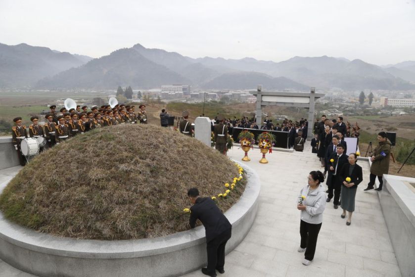 Representatives from China and the Democratic People's Republic of Korea (DPRK) present flowers for Chinese People's Volunteers (CPV) martyrs in Sinphyong County, North Hwanghae Province of the DPRK, Oct. 24, 2026.