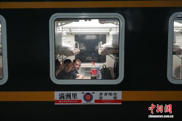 Russian students depart from Manzhouli Railway Station aboard train Y778 Photo China News Service Huang Xu