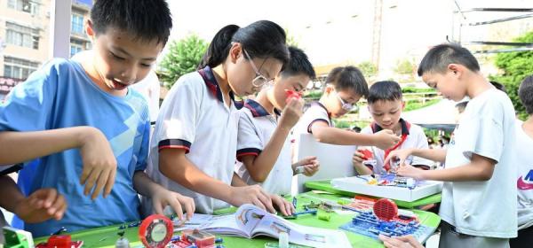Students build circuits during a science festival at a primary school in Wuzhou, south China's Guangxi!