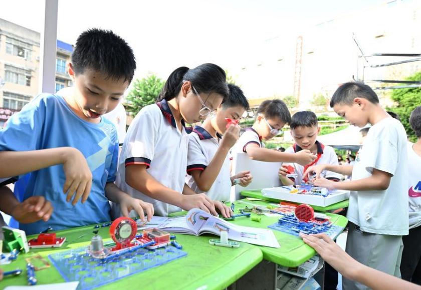 Students build circuits during a science festival at a primary school in Wuzhou, south China's Guangxi!