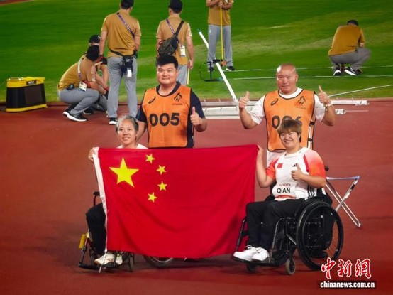 Wu Qing (left) wins gold in the women's F33 shot put